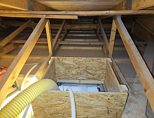 Zateplení stropu novostavby kancelářské budovy pomocí foukané izolace